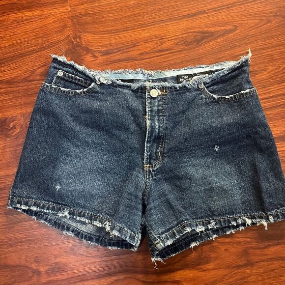 No boundaries distressed cut off denim shorts. Size 9. - Picture 1 of 8